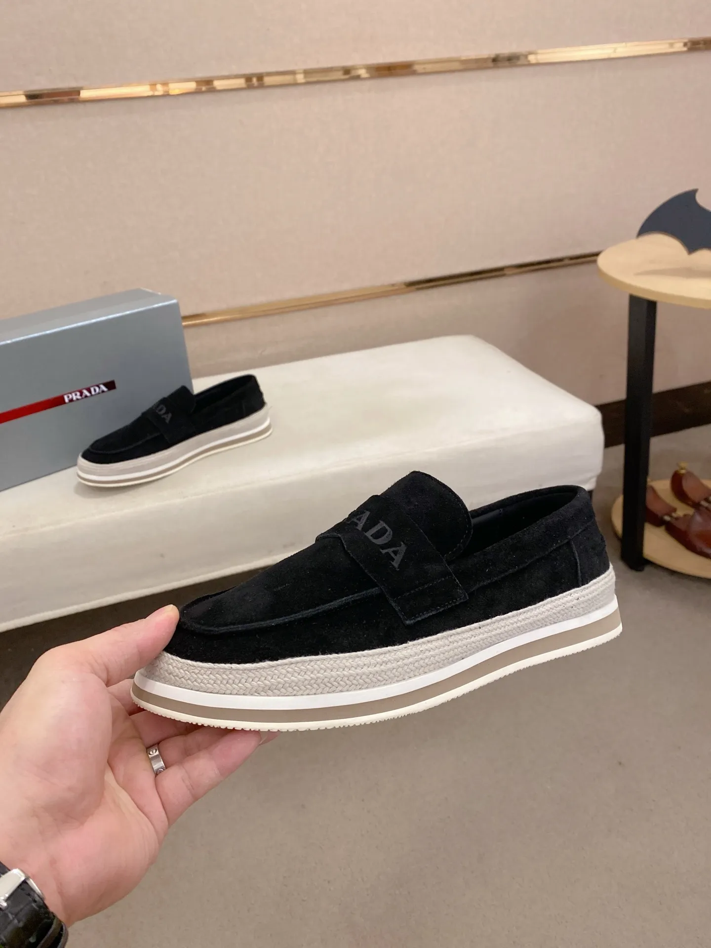 Men's shoes 💰 480💰 ✔️✔️✔️Top high version High-quality new PRADA (Prada) counters are launched at the same time. The new men's shoes and 😘fabrics are purely handmade in Niujing. Lining: Full cowhide lining. 👍🏿High-end☄️Open-molded non-slip rubber outsole, exquisite lines, simple and elegant, comfortable and high-end for leisure travel. Code number: 38-44. Can be customized45